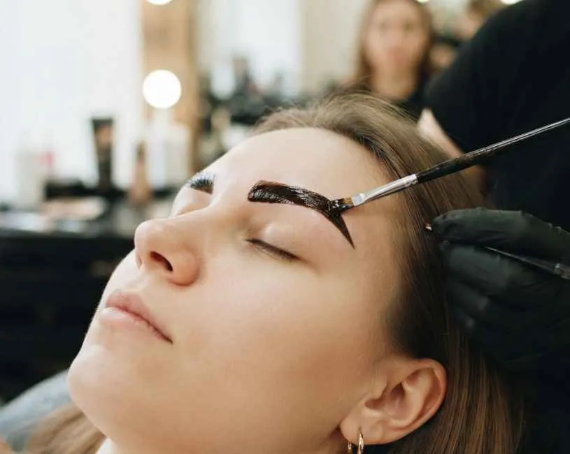 Técnicas de mejora en cejas con henna